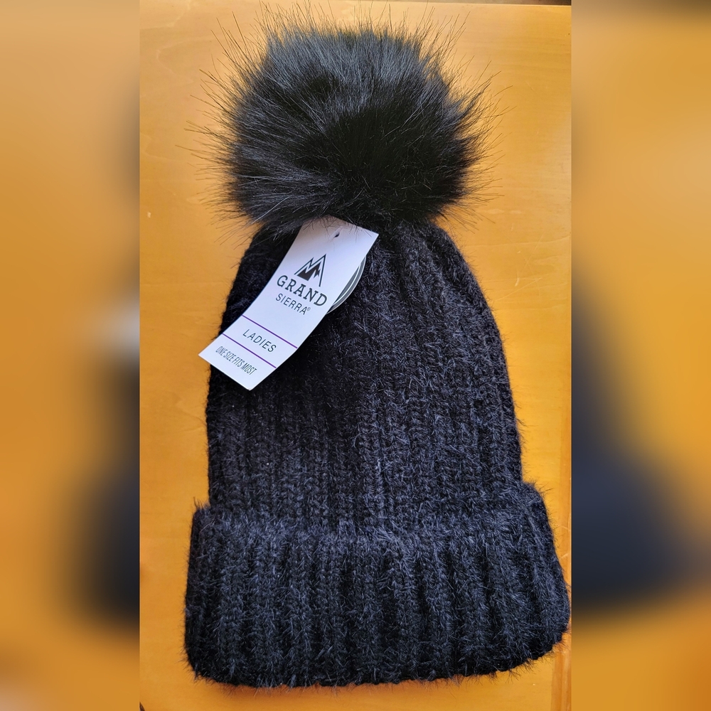 Women NWT Black Grand Sierra Knit Pom Pom Beanie Hat